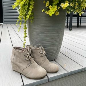 Tom’s beige wedges